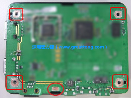 手動去綠漆。使用傳統的刀片去除綠漆后的效果。