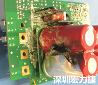 元件選擇不當(dāng)導(dǎo)致大量電流或電壓流經(jīng)電路，將會發(fā)生像這個(gè)燒融電容器的損壞情形。