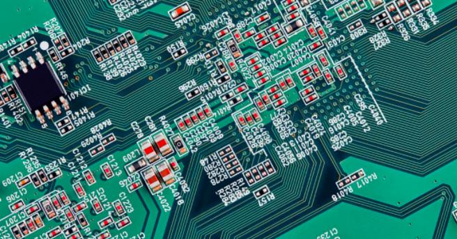 你能在這個復雜的PCB中找到垂直布線嗎？反正我不能